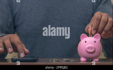 Investor Online Saving Concept, Online Investment Savings, Online Stock Investors, Internet Financial Transactions, Save Monney for Investors using in Stockfoto