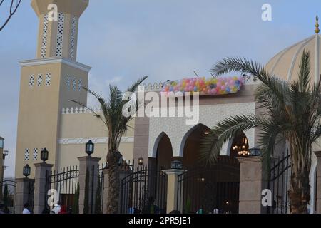 Kairo, Ägypten, April 21 2023: Ballons für Kinder und Kinder nach dem islamischen Eid El Fetr Frühstück nach dem Ramadan Festmahl werfen, festlich und feierlich Stockfoto