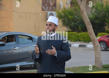 Kairo, Ägypten, April 21 2023: Ein Moschee-Prediger Imam führt Eid Al Fetr Khutbah (Predigt) in einem Freiluftsplatz nahe der Moschee aus, islamische Frühstücks-Feas Stockfoto