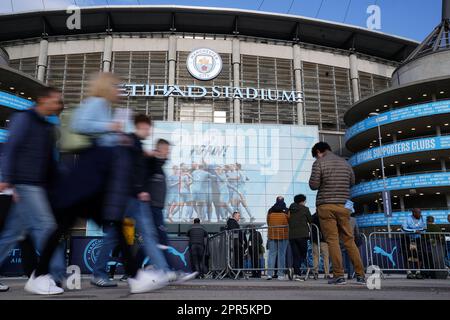 Fans vor dem Premier League-Spiel im Etihad Stadium, Manchester. Bilddatum: Mittwoch, 26. April 2023. Stockfoto