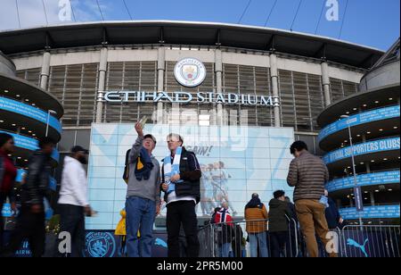 Fans vor dem Premier League-Spiel im Etihad Stadium, Manchester. Bilddatum: Mittwoch, 26. April 2023. Stockfoto
