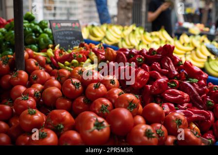 Tomaten, Paprika und Bananen zum Verkauf auf einem europäischen Bauernmarkt in Athen Stockfoto