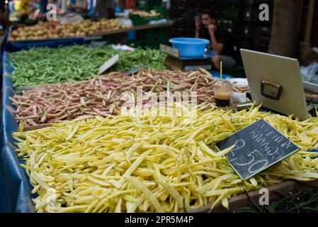 Grüne, rote und weiße Streichbohnen zum Verkauf an Verkaufsständen auf dem europäischen Bauernmarkt in Athen Stockfoto