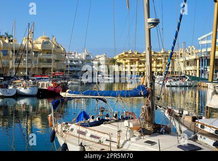 Ein weiter Blick auf den Yachthafen in Benalmadena, Spanien Stockfoto