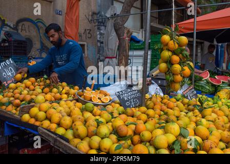 Zitrusverkäufer stellt Orangen für den Verkauf auf dem europäischen Bauernmarkt in Athen ein Stockfoto