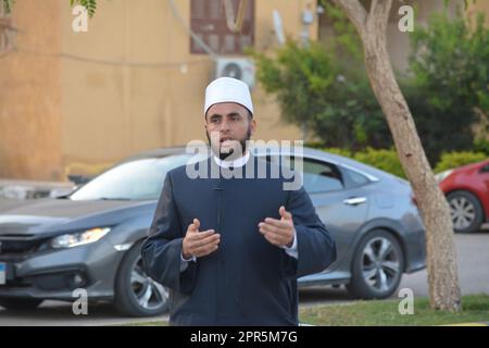 Kairo, Ägypten, April 21 2023: Ein Moschee-Prediger Imam führt Eid Al Fetr Khutbah (Predigt) in einem Freiluftsplatz nahe der Moschee aus, islamische Frühstücks-Feas Stockfoto