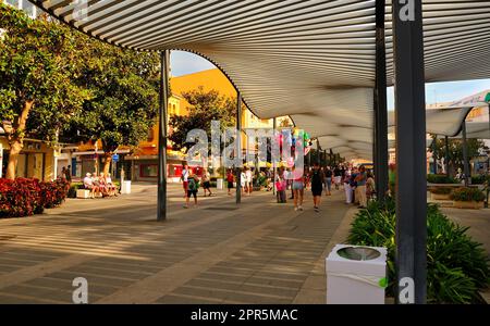 Die Plaza Costa del Sol im Stadtzentrum von Torremolinos zeigt die große Pergola Stockfoto