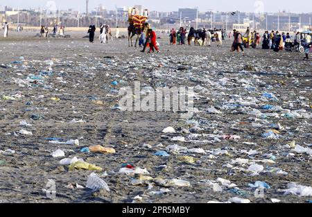 Karatschi, Pakistan, 26. April 2023. Blick auf Müll lag zusammen mit Sea View Beach, was Probleme für Pendler und unhygienische Atmosphäre verursachte, zeigt die Fahrlässigkeit der besorgten Behörden, in Karatschi am Mittwoch, 26. April 2023. Stockfoto