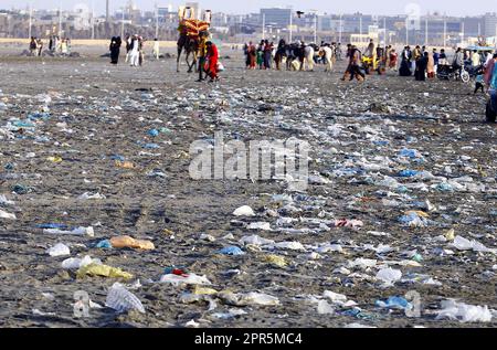 Karatschi, Pakistan, 26. April 2023. Blick auf Müll lag zusammen mit Sea View Beach, was Probleme für Pendler und unhygienische Atmosphäre verursachte, zeigt die Fahrlässigkeit der besorgten Behörden, in Karatschi am Mittwoch, 26. April 2023. Stockfoto