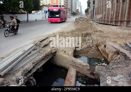 Karatschi, Pakistan, 26. April 2023. Ansicht der offenen Kanalisation und des Regenabflusses, bedeckt mit Müllhaufen, der zu Verstopfungen und unregelmäßigem Abfluss des Abflusssystems nach dem Überlauf führt, was Probleme für die Bewohner verursacht, erfordert Aufmerksamkeit der betroffenen Abteilung, befindet sich auf der I.I Chundrigar Road in Karatschi am Mittwoch, den 26. April 2023. Stockfoto