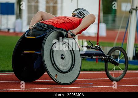 Nahaufnahme von Para-Athleten im Rollstuhlrennen auf roten Rennstrecken, Sommer Para-Athletik-Meisterschaften Stockfoto