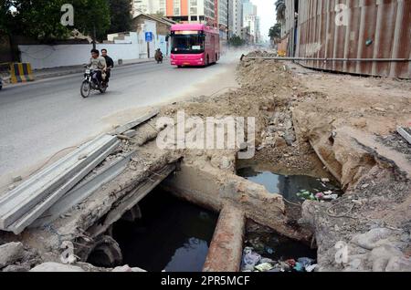 Karatschi, Pakistan, 26. April 2023. Ansicht der offenen Kanalisation und des Regenabflusses, bedeckt mit Müllhaufen, der zu Verstopfungen und unregelmäßigem Abfluss des Abflusssystems nach dem Überlauf führt, was Probleme für die Bewohner verursacht, erfordert Aufmerksamkeit der betroffenen Abteilung, befindet sich auf der I.I Chundrigar Road in Karatschi am Mittwoch, den 26. April 2023. Stockfoto