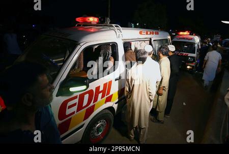 Karatschi, Pakistan, 26. April 2023. Tote Leichen von Verkehrsunfallopfern verlegen, der Vorfall geschah in der Nähe von Thatta Chilya, als ein Van mit einem Truck kollidierte, nach dem neun Menschen für tot erklärt wurden, hielt ihn am Mittwoch, den 26. April 2023 in Edhi Morgue in Karatschi fest. Bei einem tragischen Verkehrsunfall sterben neun Menschen im Bezirk Thatta in der Provinz Sindh in den frühen Morgenstunden. Die Gruppe, die in einer Abholung von Suzuki unterwegs war, war auf dem Weg zum Keenjhar See für ein Picknick, als sich der Unfall ereignete. Stockfoto