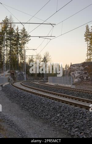 Finnische Bahngleise und Natur Stockfoto