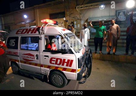 Karatschi, Pakistan, 26. April 2023. Tote Leichen von Verkehrsunfallopfern verlegen, der Vorfall geschah in der Nähe von Thatta Chilya, als ein Van mit einem Truck kollidierte, nach dem neun Menschen für tot erklärt wurden, hielt ihn am Mittwoch, den 26. April 2023 in Edhi Morgue in Karatschi fest. Bei einem tragischen Verkehrsunfall sterben neun Menschen im Bezirk Thatta in der Provinz Sindh in den frühen Morgenstunden. Die Gruppe, die in einer Abholung von Suzuki unterwegs war, war auf dem Weg zum Keenjhar See für ein Picknick, als sich der Unfall ereignete. Stockfoto