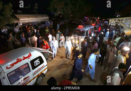 Karatschi, Pakistan, 26. April 2023. Tote Leichen von Verkehrsunfallopfern verlegen, der Vorfall geschah in der Nähe von Thatta Chilya, als ein Van mit einem Truck kollidierte, nach dem neun Menschen für tot erklärt wurden, hielt ihn am Mittwoch, den 26. April 2023 in Edhi Morgue in Karatschi fest. Bei einem tragischen Verkehrsunfall sterben neun Menschen im Bezirk Thatta in der Provinz Sindh in den frühen Morgenstunden. Die Gruppe, die in einer Abholung von Suzuki unterwegs war, war auf dem Weg zum Keenjhar See für ein Picknick, als sich der Unfall ereignete. Stockfoto