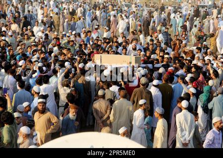 Karatschi, Pakistan, 26. April 2023. Eine große Zahl von Bewohnern und Verwandten nimmt an den Beerdigungen der Verkehrsunfallopfer Teil, die bei dem Verkehrsunfall ums Leben kamen, als ein Van in der Nähe von Thatta Chilya in Landhi in Karatschi am Mittwoch, den 26. April 2023, mit einem Lkw kollidierte. Bei einem tragischen Verkehrsunfall sterben neun Menschen im Bezirk Thatta in der Provinz Sindh in den frühen Morgenstunden. Die Gruppe, die in einer Abholung von Suzuki unterwegs war, war auf dem Weg zum Keenjhar See für ein Picknick, als sich der Unfall ereignete. Stockfoto