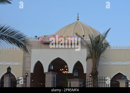 Kairo, Ägypten, April 21 2023: Ballons für Kinder und Kinder nach dem islamischen Eid El Fetr Frühstück nach dem Ramadan Festmahl werfen, festlich und feierlich Stockfoto