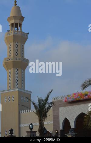 Kairo, Ägypten, April 21 2023: Ballons für Kinder und Kinder nach dem islamischen Eid El Fetr Frühstück nach dem Ramadan Festmahl werfen, festlich und feierlich Stockfoto