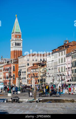 Riva degli Schiavoni Ufer und Markusplatz Campanile, Venedig, Venetien, Italien Stockfoto