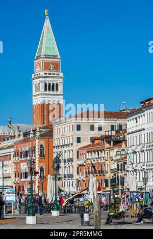 Riva degli Schiavoni Ufer und Markusplatz Campanile, Venedig, Venetien, Italien Stockfoto