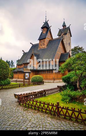 Karpacz, Polen - 1. Oktober 2014: Tempel Wang in Karpacz, Polen. Die norwegische Kirche wurde in die Stadt Karpacz im Karkonosze-Berg verlegt Stockfoto