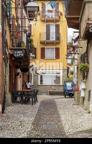 Malerische Kopfsteinpflasterstraße, Malcesine, Gardasee, Veneto, Italien Stockfoto