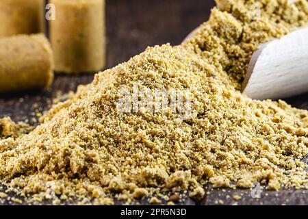 Erdnussmehl in Holzlöffel, Messlöffel, typisches Essen der Juni-Festlichkeiten Stockfoto