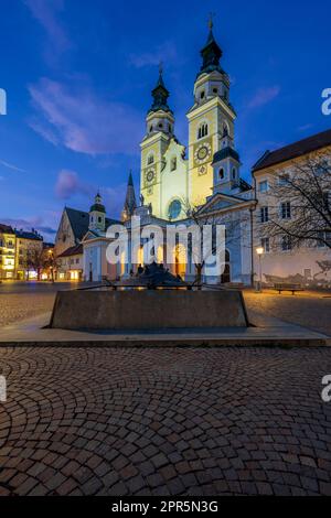 Nachtblick auf die Kathedrale, Brixen-Bressanone, Trentino-Alto Adige/Sudtirol, Italien Stockfoto