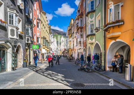 Hauptstraße mit Zwolferturm im Hintergrund, Sterzing-Vipiteno, Trentino-Alto Adige/Sudtirol, Italien Stockfoto