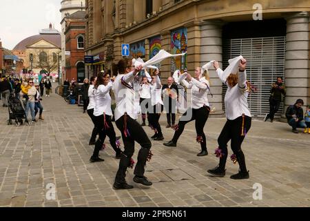 Saint George's Day Celebrations Derby 2023. Tänzer an der Kreuzung Stockfoto