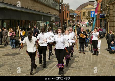 Saint George's Day Celebrations Derby 2023. Tänzer an der Kreuzung Stockfoto