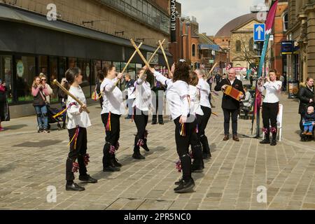 Saint George's Day Celebrations Derby 2023. Tänzer an der Kreuzung Stockfoto