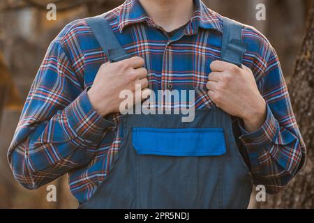 Farmer's or Gardener's Clothing Appearance Fashion Blue Shirt gemustert Kariert Jumpsuit Handanzug. Stockfoto