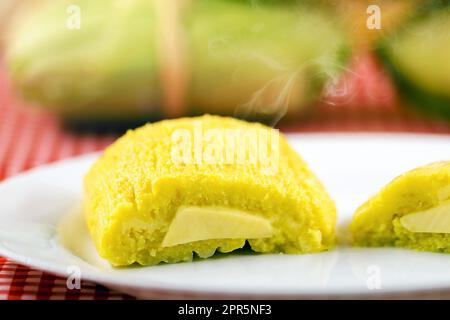 Pamonha, brasilianischer Zuckermais mit Käsefüllung. Typisch brasilianisches Pamonha, Speisen aus dem Bundesstaat minas gerais und Goiais. Konzept des traditionellen Foo Stockfoto
