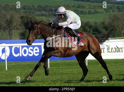 Der gälische Krieger, der von Paul Townend geritten wurde, gewann am zweiten Tag des Punchestown Festivals auf der Punchestown Racecourse in County Kildare, Irland, die Irish Mirror Novice Hürde. Bilddatum: Mittwoch, 26. April 2023. Stockfoto