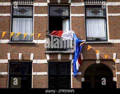 AMSTERDAM - Vorbereitungen vor dem Königstag im Stadtzentrum von Amsterdam. Am Königstag sind viele Menschen in der Hauptstadt unterwegs, genau wie im Rest des Landes. ANP RAMON VAN FLYMEN niederlande raus - belgien raus Stockfoto