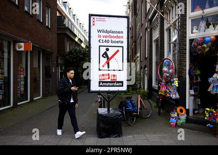 AMSTERDAM - Vorbereitungen vor dem Königstag im Stadtzentrum von Amsterdam. Am Königstag sind viele Menschen in der Hauptstadt unterwegs, genau wie im Rest des Landes. ANP RAMON VAN FLYMEN niederlande raus - belgien raus Stockfoto