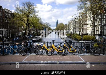 AMSTERDAM - Vorbereitungen vor dem Königstag im Stadtzentrum von Amsterdam. Am Königstag sind viele Menschen in der Hauptstadt unterwegs, genau wie im Rest des Landes. ANP RAMON VAN FLYMEN niederlande raus - belgien raus Stockfoto