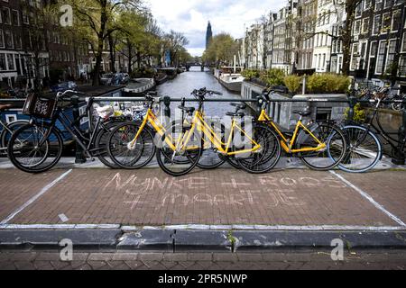 AMSTERDAM - Vorbereitungen vor dem Königstag im Stadtzentrum von Amsterdam. Am Königstag sind viele Menschen in der Hauptstadt unterwegs, genau wie im Rest des Landes. ANP RAMON VAN FLYMEN niederlande raus - belgien raus Stockfoto