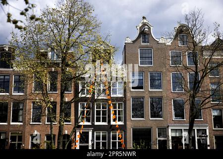 AMSTERDAM - Vorbereitungen vor dem Königstag im Stadtzentrum von Amsterdam. Am Königstag sind viele Menschen in der Hauptstadt unterwegs, genau wie im Rest des Landes. ANP RAMON VAN FLYMEN niederlande raus - belgien raus Stockfoto