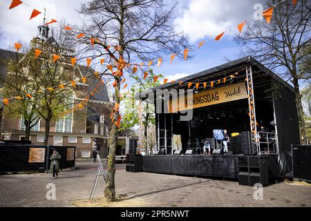 AMSTERDAM - Vorbereitungen vor dem Königstag im Stadtzentrum von Amsterdam. Am Königstag sind viele Menschen in der Hauptstadt unterwegs, genau wie im Rest des Landes. ANP RAMON VAN FLYMEN niederlande raus - belgien raus Stockfoto