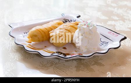 Gebratene Bananen mit Eis Stockfoto