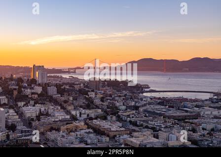 Ein Bild der Golden Gate Bridge bei Sonnenuntergang, vom Coit Tower aus gesehen. Stockfoto