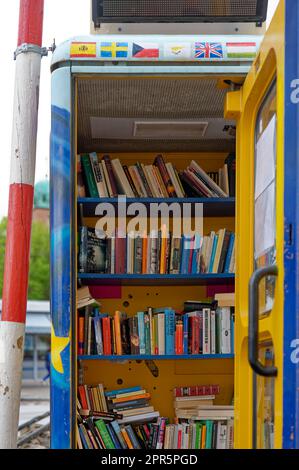 Berlin, Deutschland - 5. Mai 2020: Ehemalige Telefonzelle, in der gebrauchte Bücher kostenlos umgetauscht werden können. Stockfoto