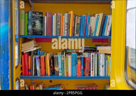 Berlin, Deutschland - 5. Mai 2020: Ehemalige Telefonzelle, in der gebrauchte Bücher kostenlos umgetauscht werden können. Stockfoto