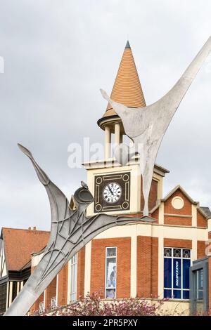 Empowerment-Statue mit Waterside Shopping Centre Uhr Ufer North Lincoln City 2023 Stockfoto