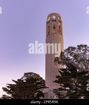 Ein Bild vom Coit Tower bei Sonnenuntergang. Stockfoto