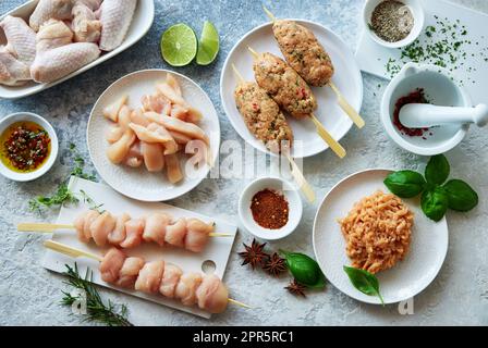 Verschiedene Arten von ungekochtem frischem Hühnerfleisch Stockfoto