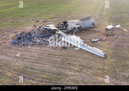 Flugzeugunglück an-26 auf dem Feld in der Ukraine Stockfoto